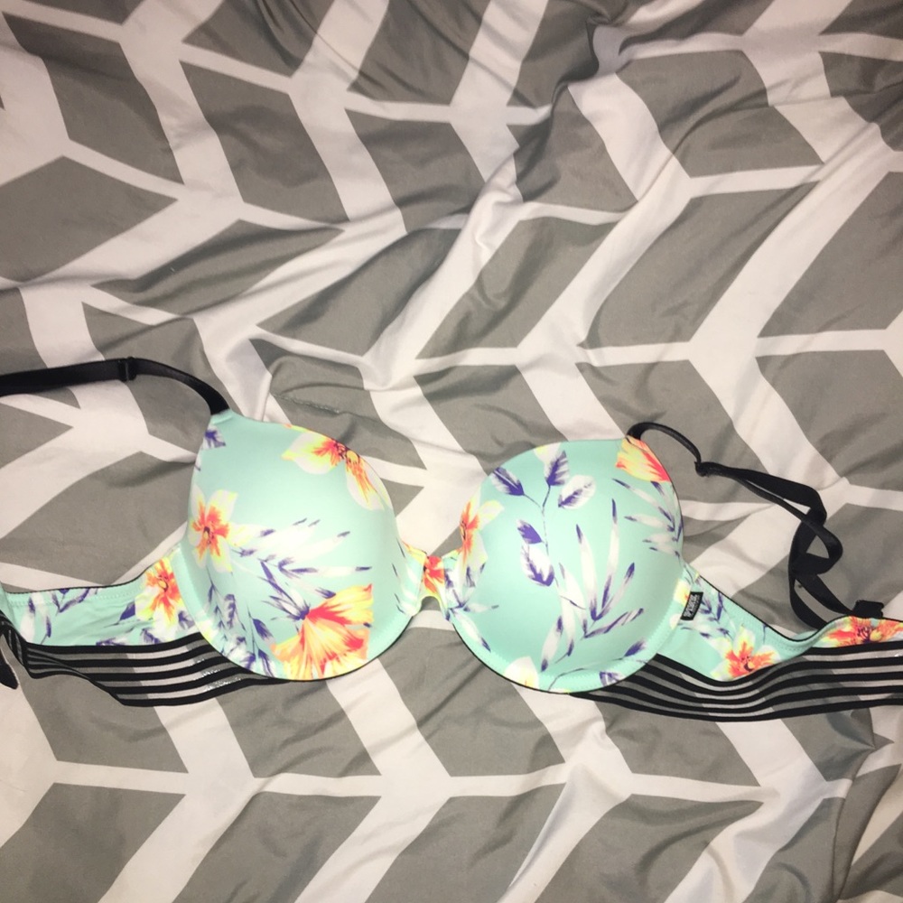 VS Pink lightly lined T-shirt bra 34D
